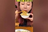 主播挑战独特美食，品尝绚丽多彩的石心糖，分享甜蜜体验！