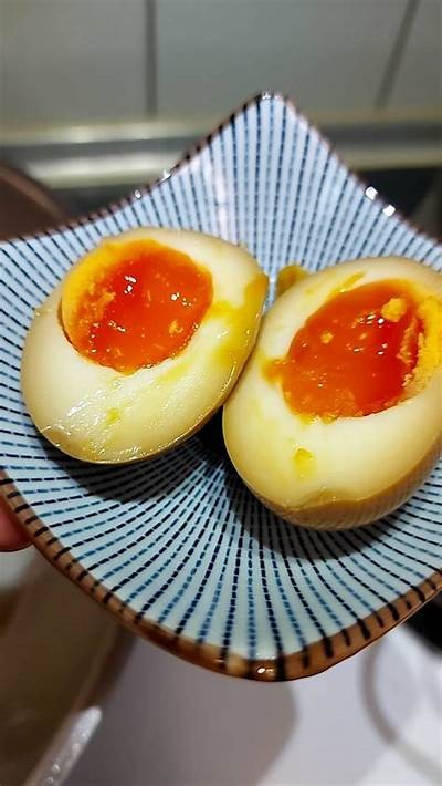 美食主播品尝糖心鸡蛋，揭秘美味制作秘诀与吃法技巧