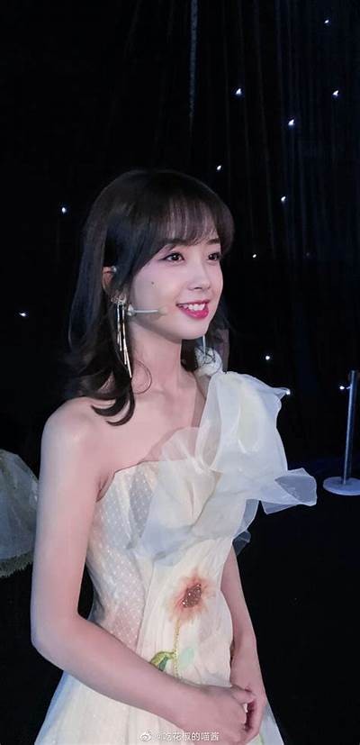 甜美主播亮相，网友纷纷好奇她的真实身份！