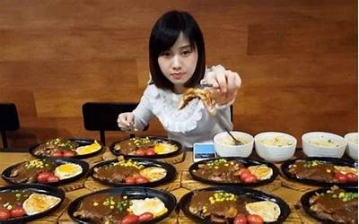 主播边享美食边畅聊，鸡腿与糖心甜蜜搭配引人注目！