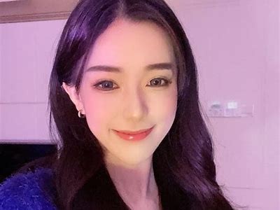 美丽主播在线分享甜蜜瞬间，快来一起互动吧！