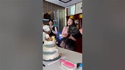 主播糖心小熊的搞笑日常，带你畅游欢乐直播世界！