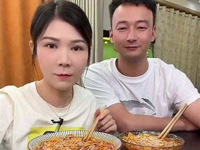 美食主播带你品尝梅心糖，感受独特美味与甜蜜！