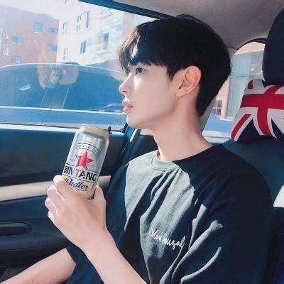 “个性男生版糖心主播头像设计，展现独特魅力与风格”