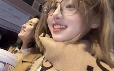 《探索糖心Vlog：黄小乐的生活分享与美食体验》