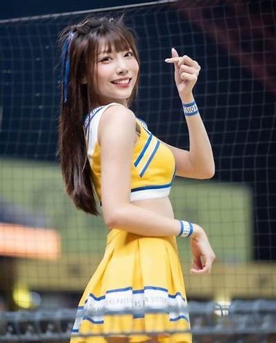 《甜美主播妮可：魅力与才华并存的网络新星》