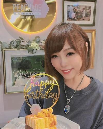 小桃主播在微博分享个人生活趣事，引发粉丝热议与互动