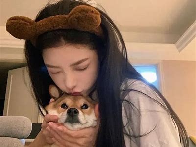 可爱的女生头像设计，展现甜美主播风格的糖心形象