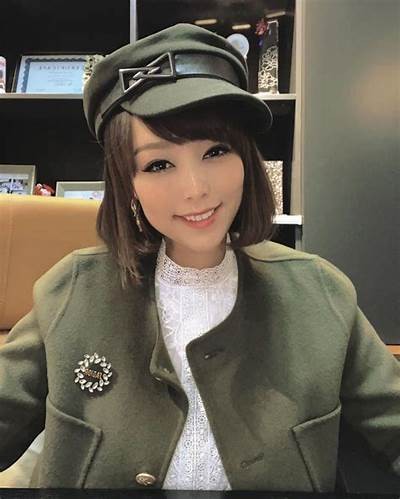 小桃主播在微博分享个人生活趣事，引发粉丝热议与互动
